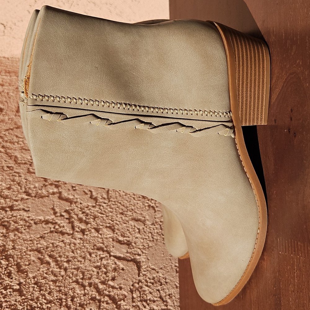 Lucky Brand Fakelle  Ankle Boots 9